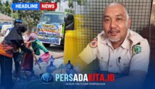 Kepala BPBD Konawe, Herianto Pagala, S.Sos dengan latar belakang Mobil tangki BPBD Konawe sedang melakukan pengisian air bersih untuk didistribusikan ke warga terdampak kekeringan di Kelurahan Meluhu dan Desa Muara Sampara.