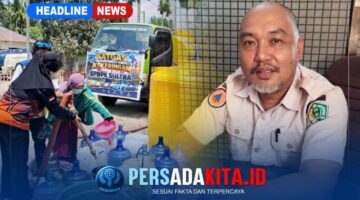 Kepala BPBD Konawe, Herianto Pagala, S.Sos dengan latar belakang Mobil tangki BPBD Konawe sedang melakukan pengisian air bersih untuk didistribusikan ke warga terdampak kekeringan di Kelurahan Meluhu dan Desa Muara Sampara.