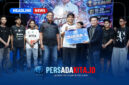 Ir Afdhal ST, MPWK (kanan) didampingi Nuryadin Tombili, ST (kiri) menyerahkan hadiah kepada perwakilan Tim Bukan Siapa Siapa sebagai Juara 1.