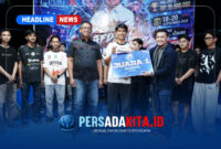 Ir Afdhal ST, MPWK (kanan) didampingi Nuryadin Tombili, ST (kiri) menyerahkan hadiah kepada perwakilan Tim Bukan Siapa Siapa sebagai Juara 1.