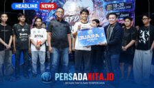 Ir Afdhal ST, MPWK (kanan) didampingi Nuryadin Tombili, ST (kiri) menyerahkan hadiah kepada perwakilan Tim Bukan Siapa Siapa sebagai Juara 1.
