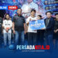 Ir Afdhal ST, MPWK (kanan) didampingi Nuryadin Tombili, ST (kiri) menyerahkan hadiah kepada perwakilan Tim Bukan Siapa Siapa sebagai Juara 1.