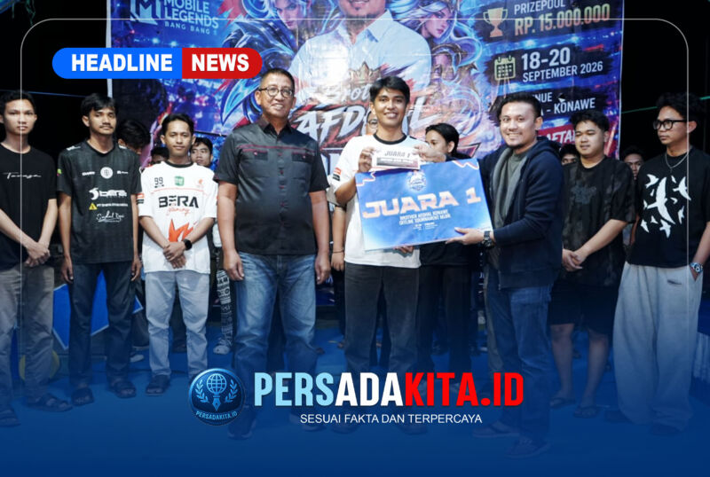 Ir Afdhal ST, MPWK (kanan) didampingi Nuryadin Tombili, ST (kiri) menyerahkan hadiah kepada perwakilan Tim Bukan Siapa Siapa sebagai Juara 1.