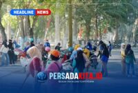 Pasukan "Hijau" ASN Dinas Lingkungan Hidup (DLH) Konawe terlihat kompak membersihkan sampah dan memangkas rumput liar di bahu jalan kawasan perkantoran Pemda Konawe, Selasa (1/9/2026).