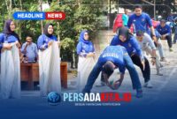 ASN dan P3K Dishub Konawe antusias mengikuti lomba bola gotong dan Lomba lari karung di pelataran kantor.
