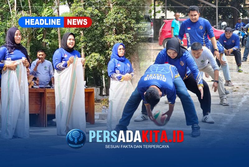 ASN dan P3K Dishub Konawe antusias mengikuti lomba bola gotong dan Lomba lari karung di pelataran kantor.