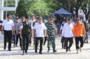 Bupati Konawe Yusran Akbar mengecek kesiapan peralatan pemadaman kebakaran dan kendaraan operasional usai memimpin apel siaga.