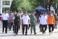 Bupati Konawe Yusran Akbar mengecek kesiapan peralatan pemadaman kebakaran dan kendaraan operasional usai memimpin apel siaga.