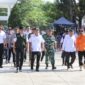 Bupati Konawe Yusran Akbar mengecek kesiapan peralatan pemadaman kebakaran dan kendaraan operasional usai memimpin apel siaga.