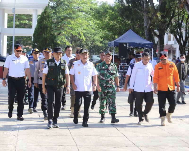 Bupati Konawe Yusran Akbar mengecek kesiapan peralatan pemadaman kebakaran dan kendaraan operasional usai memimpin apel siaga.