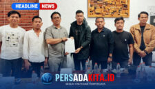 Jefri Rembasa (kanan) menyerahkan dokumen mandat kepada Andi Ifitra Porondosi (kiri) disaksikan sejumlah pengurus LIRA Sultra.