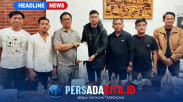 Jefri Rembasa (kanan) menyerahkan dokumen mandat kepada Andi Ifitra Porondosi (kiri) disaksikan sejumlah pengurus LIRA Sultra.