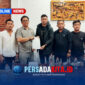 Jefri Rembasa (kanan) menyerahkan dokumen mandat kepada Andi Ifitra Porondosi (kiri) disaksikan sejumlah pengurus LIRA Sultra.
