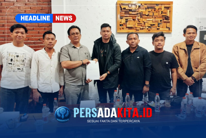 Jefri Rembasa (kanan) menyerahkan dokumen mandat kepada Andi Ifitra Porondosi (kiri) disaksikan sejumlah pengurus LIRA Sultra.