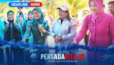 Ketua TP PKK Konawe, Hj Hania, didampingi istri Ketua DPRD Konawe, KKetua Bhayangkari Cabang Konawe, Isna Edi Raharjono, memotong pita tanda diresmikannya Rumah Dilan Bersahaja di Kelurahan Sendang Mulyasari, Kamis (17/9/2026).