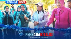 Ketua TP PKK Konawe, Hj Hania, didampingi istri Ketua DPRD Konawe, KKetua Bhayangkari Cabang Konawe, Isna Edi Raharjono, memotong pita tanda diresmikannya Rumah Dilan Bersahaja di Kelurahan Sendang Mulyasari, Kamis (17/9/2026).