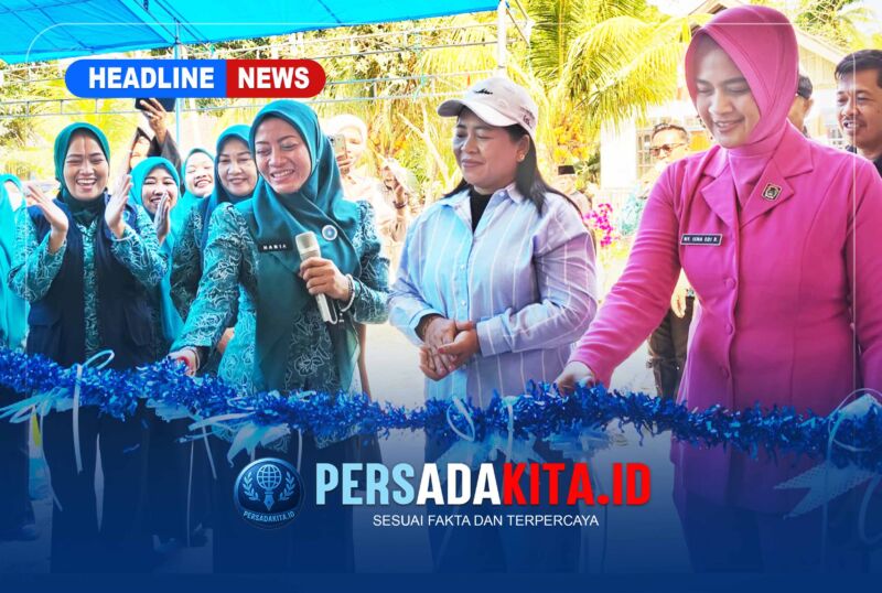Ketua TP PKK Konawe, Hj Hania, didampingi istri Ketua DPRD Konawe, KKetua Bhayangkari Cabang Konawe, Isna Edi Raharjono, memotong pita tanda diresmikannya Rumah Dilan Bersahaja di Kelurahan Sendang Mulyasari, Kamis (17/9/2026).