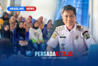 Kepala Dinas DP2KB Kabupaten Konawe, Faisal Taridala, S.H., saat memberikan keterangan pers di kantornya, Rabu (16/9/2026) dengan latar belakang Suasana pertemuan koordinasi di Balai KB se-Kabupaten Konawe dalam rangka penapisan keluarga berisiko stunting.