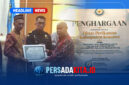 Momen penyerahan piagam penghargaan secara simbolis kepada perwakilan Dinas Perikanan Kabupaten Konawe yang diwakili, Sekretaris Dinas Perikanan Kabupaten Konawe, Sahruddin, S.Pi, M.Si dalam acara Forum Konsultasi Publik Standar Pelayanan di Ruang Pola Kantor Gubernur Sulawesi Tenggara, Kamis (8/10/2026).