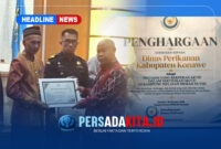 Momen penyerahan piagam penghargaan secara simbolis kepada perwakilan Dinas Perikanan Kabupaten Konawe yang diwakili, Sekretaris Dinas Perikanan Kabupaten Konawe, Sahruddin, S.Pi, M.Si dalam acara Forum Konsultasi Publik Standar Pelayanan di Ruang Pola Kantor Gubernur Sulawesi Tenggara, Kamis (8/10/2026).