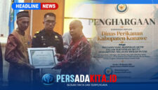 Momen penyerahan piagam penghargaan secara simbolis kepada perwakilan Dinas Perikanan Kabupaten Konawe yang diwakili, Sekretaris Dinas Perikanan Kabupaten Konawe, Sahruddin, S.Pi, M.Si dalam acara Forum Konsultasi Publik Standar Pelayanan di Ruang Pola Kantor Gubernur Sulawesi Tenggara, Kamis (8/10/2026).