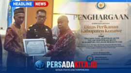 Momen penyerahan piagam penghargaan secara simbolis kepada perwakilan Dinas Perikanan Kabupaten Konawe yang diwakili Sekretaris Dinas Perikanan Kabupaten Konawe, Sahruddin, S.Pi, M.Si dalam acara Forum Konsultasi Publik Standar Pelayanan di Ruang Pola Kantor Gubernur Sulawesi Tenggara, Kamis (8/10/2026).