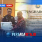 Momen penyerahan piagam penghargaan secara simbolis kepada perwakilan Dinas Perikanan Kabupaten Konawe yang diwakili Sekretaris Dinas Perikanan Kabupaten Konawe, Sahruddin, S.Pi, M.Si dalam acara Forum Konsultasi Publik Standar Pelayanan di Ruang Pola Kantor Gubernur Sulawesi Tenggara, Kamis (8/10/2026).