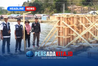 Sekretaris Dinas Perikanan Konawe, Sahruddin, S.Pi, M.Si (kiri) meninjau langsung progres pemasangan bekisting struktur bangunan utama.