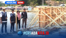 Sekretaris Dinas Perikanan Konawe, Sahruddin, S.Pi, M.Si (kiri) meninjau langsung progres pemasangan bekisting struktur bangunan utama.