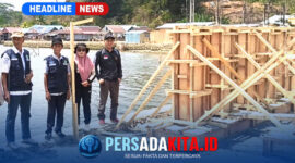 Sekretaris Dinas Perikanan Konawe, Sahruddin, S.Pi, M.Si (kiri) meninjau langsung progres pemasangan bekisting struktur bangunan utama.