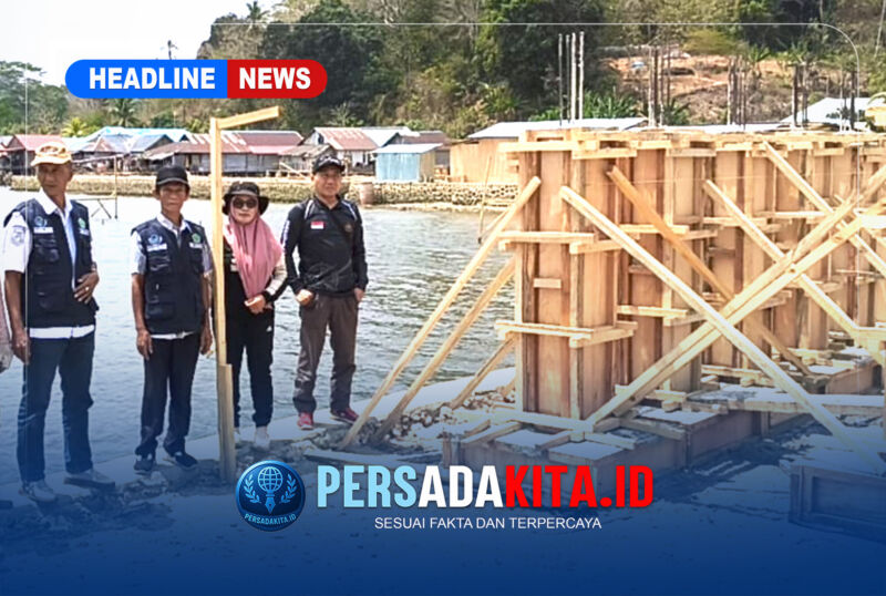 Sekretaris Dinas Perikanan Konawe, Sahruddin, S.Pi, M.Si (kiri) meninjau langsung progres pemasangan bekisting struktur bangunan utama.
