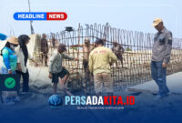 Sekretaris Dinas Perikanan Kabupaten Konawe, Sahruddin, S.Pi, M.Si (kanan) bersama jajarannya meninjau langsung proses perakitan besi tulangan pada proyek pembangunan KNMP di Desa Muara Sampara, Kamis (22/10/2026). 