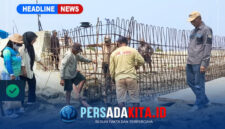 Sekretaris Dinas Perikanan Kabupaten Konawe, Sahruddin, S.Pi, M.Si (kanan) bersama jajarannya meninjau langsung proses perakitan besi tulangan pada proyek pembangunan KNMP di Desa Muara Sampara, Kamis (22/10/2026).