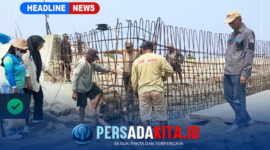 Sekretaris Dinas Perikanan Kabupaten Konawe, Sahruddin, S.Pi, M.Si (kanan) bersama jajarannya meninjau langsung proses perakitan besi tulangan pada proyek pembangunan KNMP di Desa Muara Sampara, Kamis (22/10/2026). 