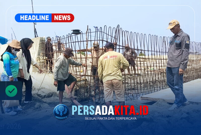 Sekretaris Dinas Perikanan Kabupaten Konawe, Sahruddin, S.Pi, M.Si (kanan) bersama jajarannya meninjau langsung proses perakitan besi tulangan pada proyek pembangunan KNMP di Desa Muara Sampara, Kamis (22/10/2026). 