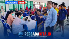 Kepala Dinas Kesehatan Kabupaten Konawe, Yones, bersama Kepala Bidang Kesehatan Masyarakat, Anwar Kide, memantau langsung jalannya Cek Kesehatan Gratis (CKG) dan skrining TB/HIV bagi ratusan warga binaan di Rutan Kelas II B Unaaha, Kamis (1/10/2026). 
