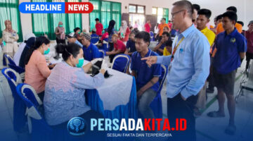 Kepala Dinas Kesehatan Kabupaten Konawe, Yones, bersama Kepala Bidang Kesehatan Masyarakat, Anwar Kide, memantau langsung jalannya Cek Kesehatan Gratis (CKG) dan skrining TB/HIV bagi ratusan warga binaan di Rutan Kelas II B Unaaha, Kamis (1/10/2026). 