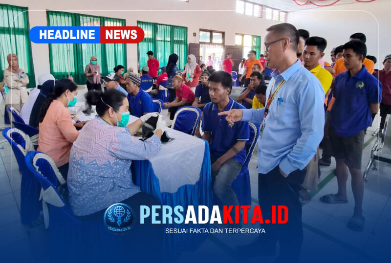 Kepala Dinas Kesehatan Kabupaten Konawe, Yones, bersama Kepala Bidang Kesehatan Masyarakat, Anwar Kide, memantau langsung jalannya Cek Kesehatan Gratis (CKG) dan skrining TB/HIV bagi ratusan warga binaan di Rutan Kelas II B Unaaha, Kamis (1/10/2026). 