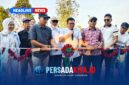 Ketua OKK DPP PRI H. Amir (tengah) didampingi Ketua DPC PRI Konawe dan anggota DPRD Konawe Kristian Tandabioh memotong pita tanda peresmian lapangan voli di Kelurahan Tongauna, Rabu (7/10/2026).