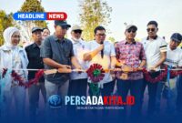 Ketua OKK DPP PRI H. Amir (tengah) didampingi Ketua DPC PRI Konawe dan anggota DPRD Konawe Kristian Tandabioh memotong pita tanda peresmian lapangan voli di Kelurahan Tongauna, Rabu (7/10/2026).