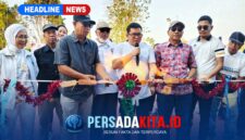 Ketua OKK DPP PRI H. Amir (tengah) didampingi Ketua DPC PRI Konawe dan anggota DPRD Konawe Kristian Tandabioh memotong pita tanda peresmian lapangan voli di Kelurahan Tongauna, Rabu (7/10/2026).