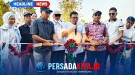 Ketua OKK DPP PRI H. Amir didampingi Ketua DPC PRI Konawe dan anggota DPRD Konawe Kristian Tandabioh memotong pita tanda peresmian lapangan voli di Kelurahan Tongauna, Rabu (7/10/2026).
