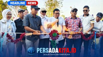 Ketua OKK DPP PRI H. Amir (tengah) didampingi Ketua DPC PRI Konawe dan anggota DPRD Konawe Kristian Tandabioh memotong pita tanda peresmian lapangan voli di Kelurahan Tongauna, Rabu (7/10/2026).