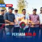 Ketua OKK DPP PRI H. Amir didampingi Ketua DPC PRI Konawe dan anggota DPRD Konawe Kristian Tandabioh memotong pita tanda peresmian lapangan voli di Kelurahan Tongauna, Rabu (7/10/2026).
