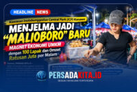 Mbak Ayu, pemilik Kedai Bakso Bakar, sedang mengolesi bumbu pada bakso yang akan dibakar di lapaknya di kawasan Inolobunggadue Central Park (ICP) Konawe, Sabtu (24/10/2026) malam. (Foto: Persada Kita)
