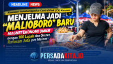 Mbak Ayu, pemilik Kedai Bakso Bakar, sedang mengolesi bumbu pada bakso yang akan dibakar di lapaknya di kawasan Inolobunggadue Central Park (ICP) Konawe, Sabtu (24/10/2026) malam. (Foto: Persada Kita)