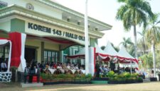 Danrem 143/HO Brigjen TNI Raden Wahyu Sugiarto, S.I.P., M.Han., pada peringatan HUT ke-81 TNI di Kendari.