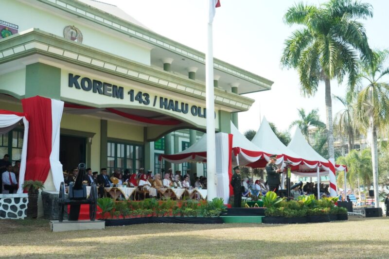 Danrem 143/HO Brigjen TNI Raden Wahyu Sugiarto, S.I.P., M.Han., pada peringatan HUT ke-81 TNI di Kendari.
