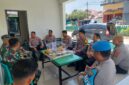 Kapolsek Unaaha Iptu La Ode Anti, S.H., M.H., bersama Kapolsek Tongauna dan Kapolsek Abuki menyerahkan nasi tumpeng kepada Bataud Koramil 1417-06/Unaaha Serka Badarudin sebagai simbol ucapan HUT TNI ke-81, Senin (5/10/2026).