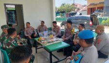 Kapolsek Unaaha Iptu La Ode Anti, S.H., M.H., bersama Kapolsek Tongauna dan Kapolsek Abuki menyerahkan nasi tumpeng kepada Bataud Koramil 1417-06/Unaaha Serka Badarudin sebagai simbol ucapan HUT TNI ke-81, Senin (5/10/2026).